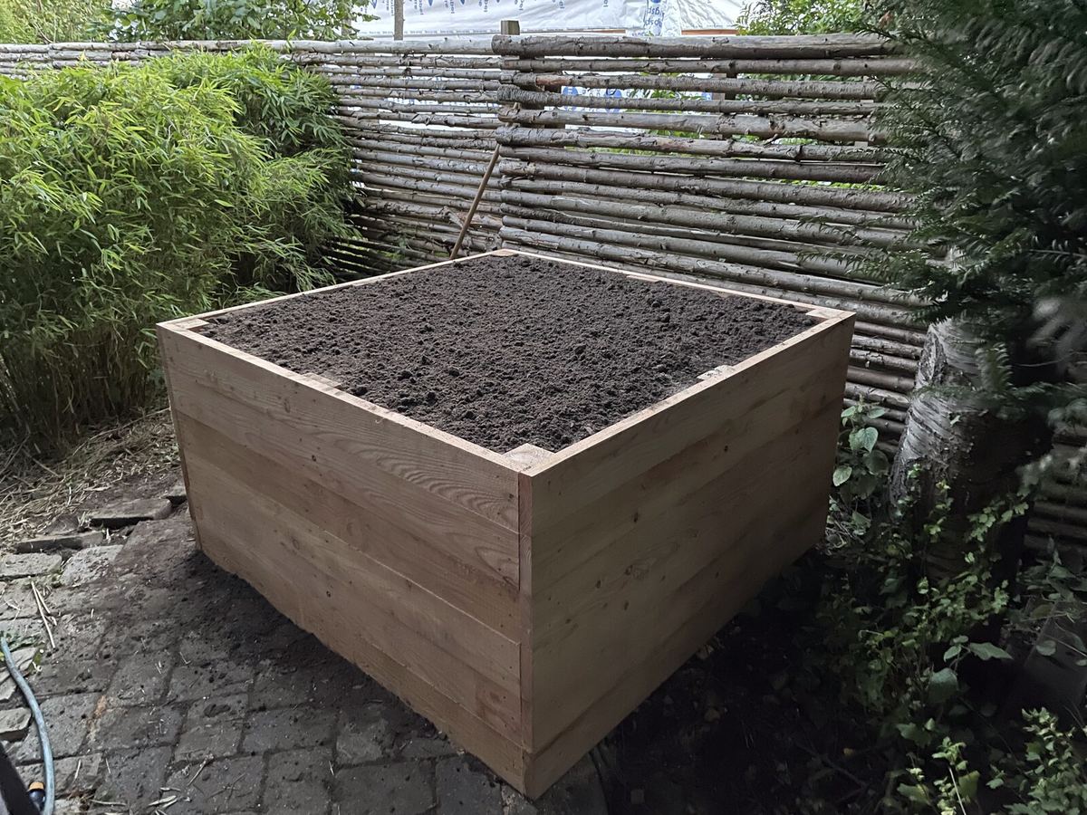 Bed i 75 cm, set fra hjørnet